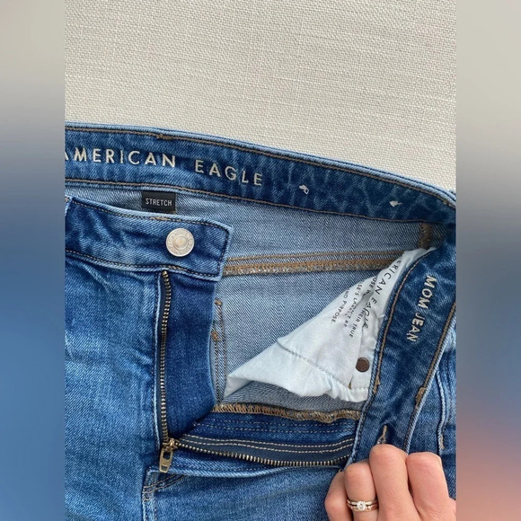 AMERICAN Eagle Short Stretch  Mom Jean Medium Blue with raw Hem Size 0 - Picture 13 of 14